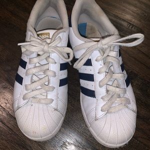 Adidas superstars 🤩🤩 5and a half men’s